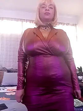 Snapshot of LaReineCleo chatting on May 4, 2026, 10:29 am LaReineCleo online show from May 4, 2026, 10:29 am