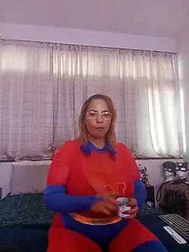 Snapshot of LaReineCleo chatting on May 21, 2026, 10:45 am LaReineCleo online show from May 21, 2026, 10:45 am