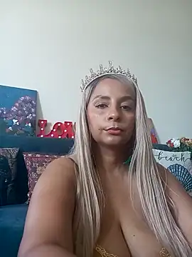 Snapshot of LaReineCleo chatting on April 1, 2026, 11:00 am LaReineCleo online show from April 1, 2026, 11:00 am