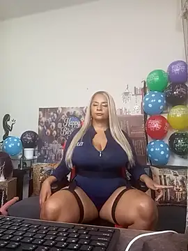 Snapshot of LaReineCleo chatting on March 31, 2026, 11:23 am LaReineCleo online show from March 31, 2026, 11:23 am