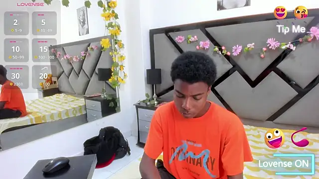 NoahJhonson69 online show from April 13, 2026, 12:09 pm