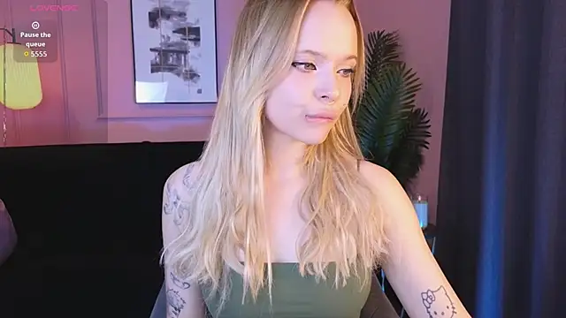 lucy loy online show from November 26, 2025, 2:28 pm