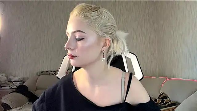 Snapshot of DayleSileo chatting on November 19, 2025, 11:10 am DayleSileo online show from November 19, 2025, 11:10 am