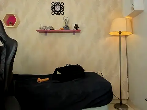 iam milu19 online show from November 18, 2025, 7:39 pm