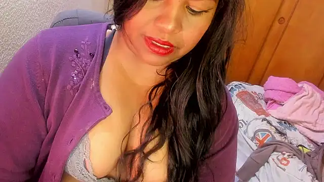 Snapshot of ebonycamelia chatting on May 6, 2026, 6:34 pm ebonycamelia online show from May 6, 2026, 6:34 pm
