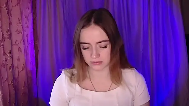 Illa May online show from December 19, 2025, 8:27 am