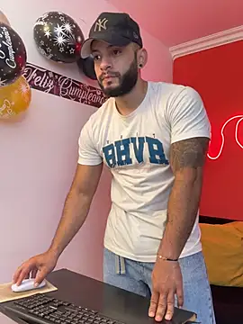 Snapshot of Mike_savage3 chatting on February 17, 2026, 12:24 pm Mike savage3 online show from February 17, 2026, 12:24 pm