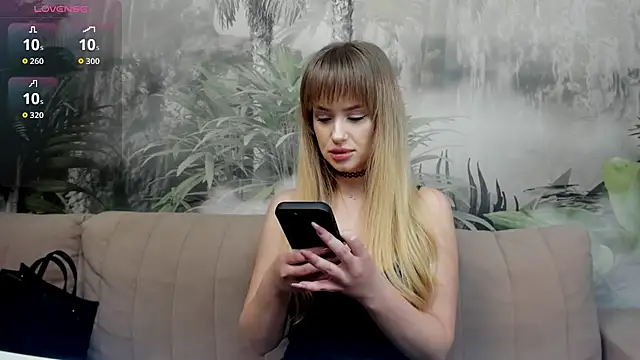 ChloeeBee online show from December 18, 2025, 4:11 pm