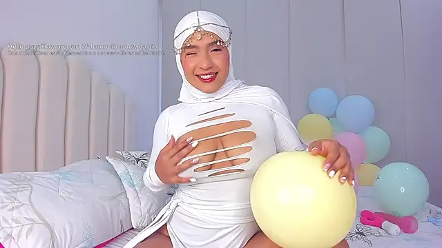 Amira-Zahra online show from April 17, 2026, 9:39 pm