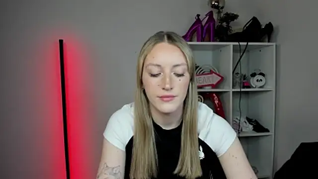 Snapshot of EvelynBlond chatting on April 21, 2026, 12:23 pm EvelynBlond online show from April 21, 2026, 12:23 pm