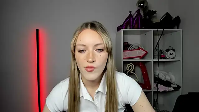 Snapshot of EvelynBlond chatting on April 30, 2026, 12:34 pm EvelynBlond online show from April 30, 2026, 12:34 pm