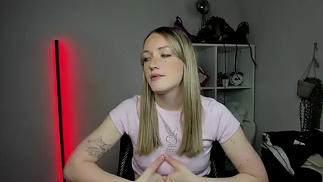 EvelynBlond online show from April 3, 2026, 12:33 pm