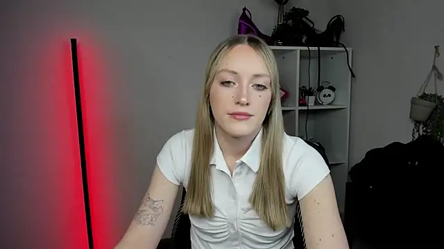 EvelynBlond online show from April 15, 2026, 12:32 pm