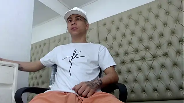 Snapshot of HollmanFronsh chatting on December 5, 2025, 2:43 am HollmanFronsh online show from December 5, 2025, 2:43 am