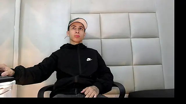 Snapshot of HollmanFronsh chatting on January 13, 2026, 3:43 am HollmanFronsh online show from January 13, 2026, 3:43 am