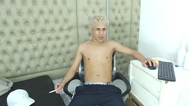 Snapshot of HollmanFronsh chatting on December 1, 2025, 2:56 am HollmanFronsh online show from December 1, 2025, 2:56 am