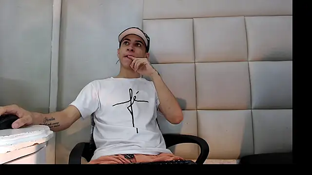 Snapshot of HollmanFronsh chatting on January 15, 2026, 2:26 am HollmanFronsh online show from January 15, 2026, 2:26 am