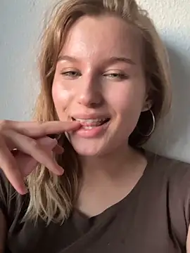 ImiMonroe online show from May 24, 2026, 4:18 pm
