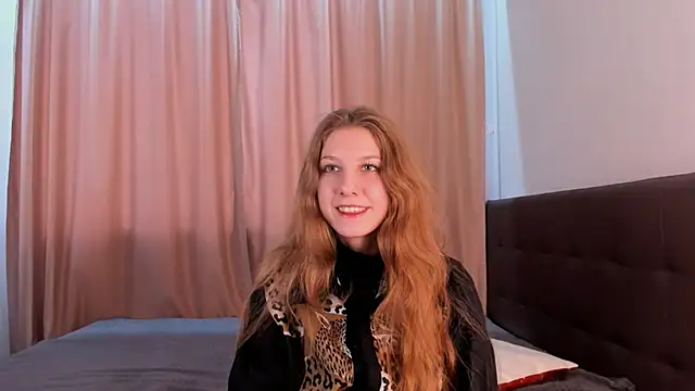 Snapshot of HazeLuneth chatting on February 17, 2026, 6:33 am HazeLuneth online show from February 17, 2026, 6:33 am