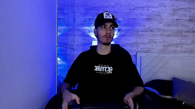 Snapshot of Emir_Ozan_ chatting on December 20, 2025, 11:24 am Emir Ozan online show from December 20, 2025, 11:24 am