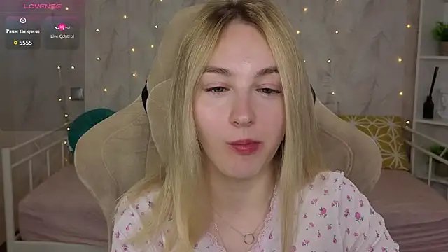 Snapshot of Shy_Polly chatting on July 27, 2026, 12:50 am Shy Polly online show from July 27, 2026, 12:50 am
