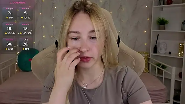 Snapshot of Shy_Polly chatting on July 23, 2026, 12:02 am Shy Polly online show from July 23, 2026, 12:02 am