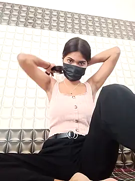 Lovely--girl online show from May 13, 2026, 6:09 am