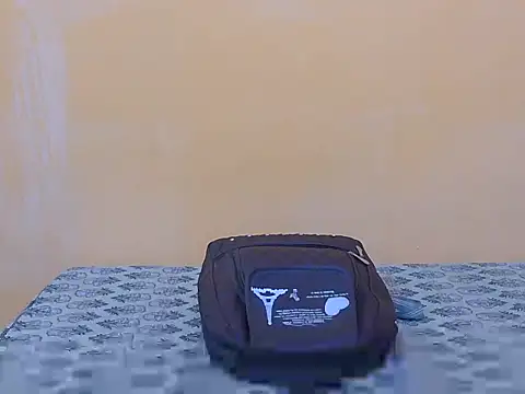 Snapshot of Honey_Baby1 chatting on December 21, 2025, 6:04 am Honey Baby1 online show from December 21, 2025, 6:04 am