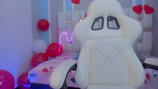 Snapshot of mask_red_girl chatting on February 16, 2026, 12:37 pm mask red girl online show from February 16, 2026, 12:37 pm