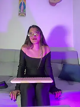 hanna  jones7 online show from January 18, 2026, 10:13 pm