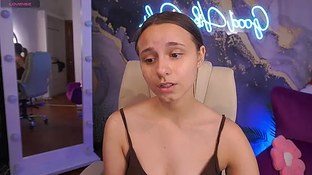 TinyNatalie online show from July 26, 2026, 8:38 pm
