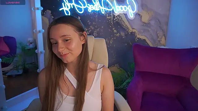 TinyNatalie online show from July 7, 2026, 8:12 pm