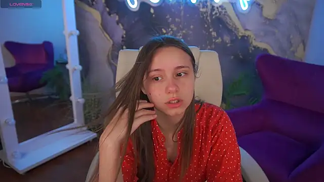 TinyNatalie online show from July 9, 2026, 1:43 pm