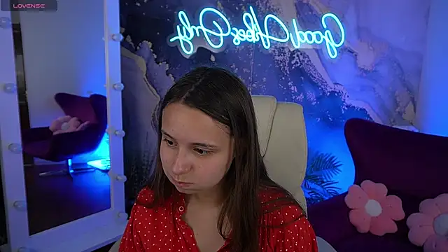 TinyNatalie online show from July 21, 2026, 7:26 pm