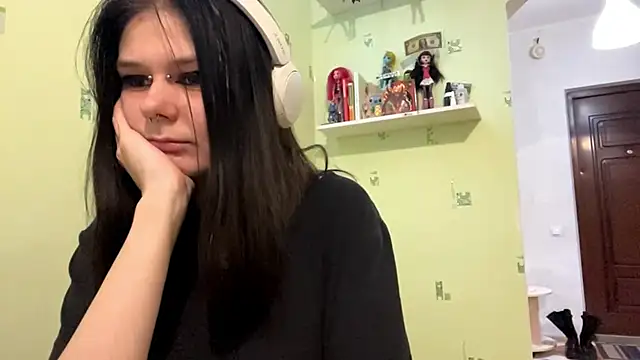 TraceeSchutt online show from December 3, 2025, 8:30 pm