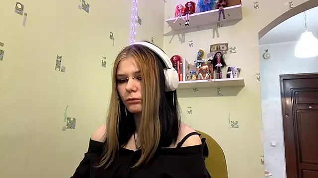 TraceeSchutt online show from December 21, 2025, 1:13 pm