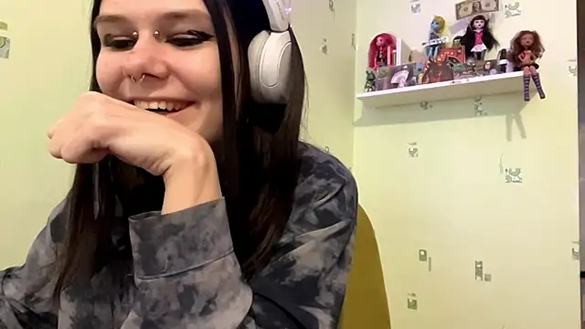 TraceeSchutt online show from November 30, 2025, 12:39 pm