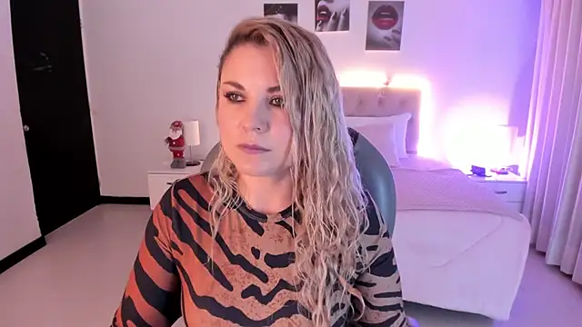 Snapshot of Violeta_Hotter chatting on November 24, 2025, 10:59 am Violeta Hotter online show from November 24, 2025, 10:59 am