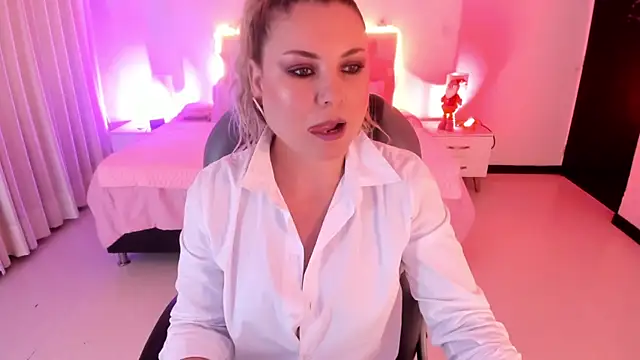 Snapshot of Violeta_Hotter chatting on December 19, 2025, 11:23 am Violeta Hotter online show from December 19, 2025, 11:23 am