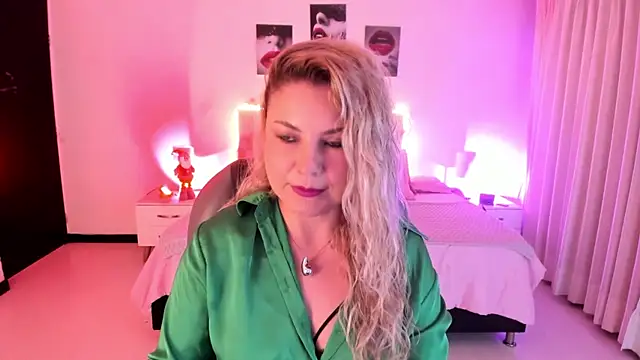 Snapshot of Violeta_Hotter chatting on December 16, 2025, 11:03 am Violeta Hotter online show from December 16, 2025, 11:03 am