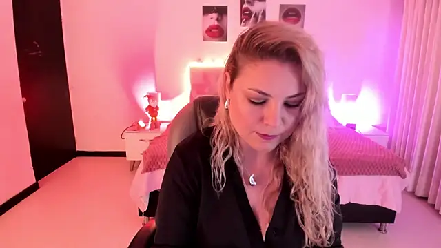 Snapshot of Violeta_Hotter chatting on December 18, 2025, 11:25 am Violeta Hotter online show from December 18, 2025, 11:25 am