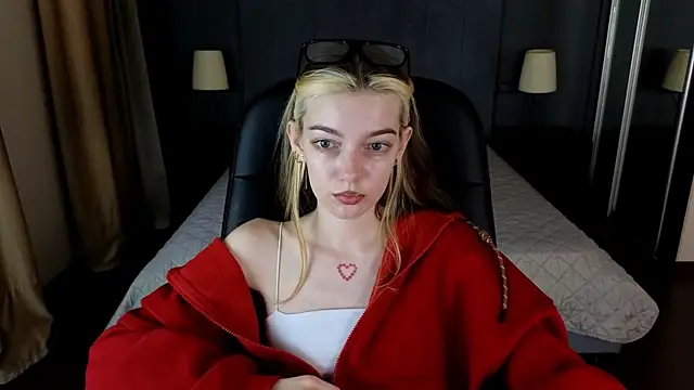 MILLIE MUR online show from December 21, 2025, 5:09 am