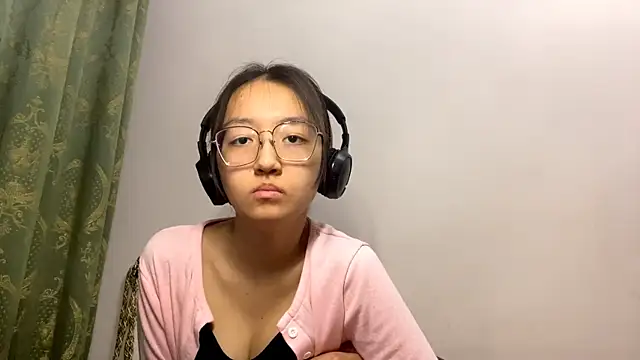 Snapshot of LinaClous chatting on February 21, 2026, 1:46 pm LinaClous online show from February 21, 2026, 1:46 pm