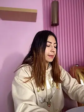 Snapshot of MaddieHunter chatting on December 19, 2025, 1:35 pm MaddieHunter online show from December 19, 2025, 1:35 pm