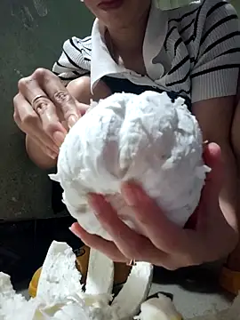 LianLaz online show from December 18, 2025, 3:11 am