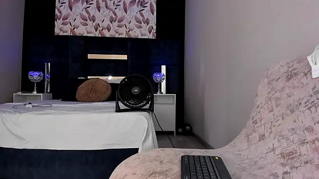 MelissaGill  online show from July 24, 2026, 3:52 pm