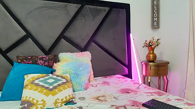 Snapshot of TashaNaughty4u chatting on December 4, 2025, 12:15 pm TashaNaughty4u online show from December 4, 2025, 12:15 pm