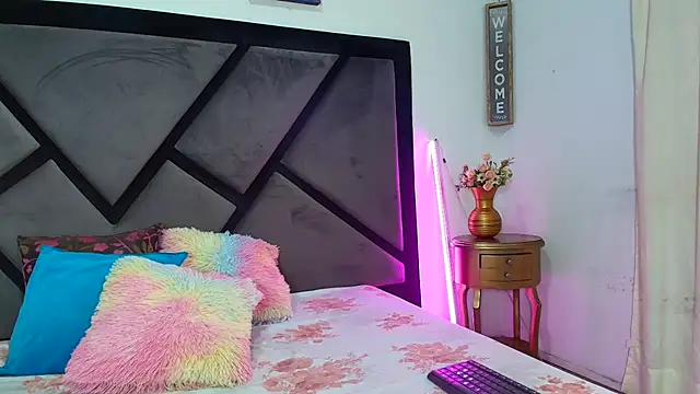 Snapshot of TashaNaughty4u chatting on December 5, 2025, 12:15 pm TashaNaughty4u online show from December 5, 2025, 12:15 pm