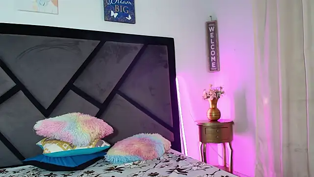 Snapshot of TashaNaughty4u chatting on December 1, 2025, 12:17 pm TashaNaughty4u online show from December 1, 2025, 12:17 pm