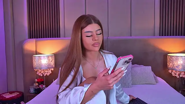 StephanieYves online show from June 4, 2026, 4:44 pm
